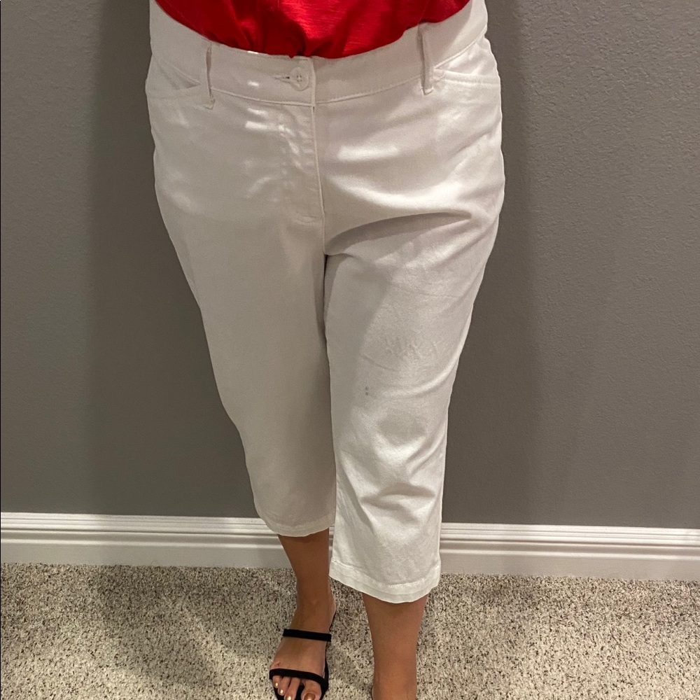 St John's Bay white capris size 14